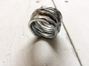 Anello moderno minimale in alluminio battuto