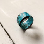 Anello unisex a banda in rame ossidato e patinato