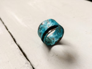 Anello unisex a banda in rame ossidato e patinato