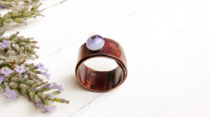 Anello in rame con pietra dura viola