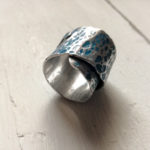 Anello in alluminio texturizzato e smaltato blu
