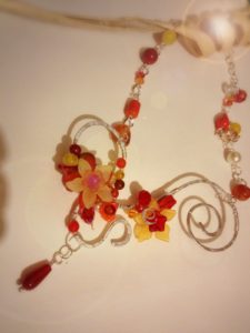 Collana con fiori di lucite