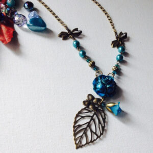 Collana con foglia azzurra