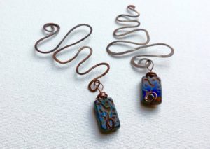 Orecchini pietra blu con rame battuto