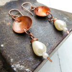 Orecchini in rame con perle bianche